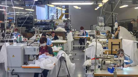 Kittel von Armani: Die Luxusmarke hat ihre Produktion - hier in Trient - auf medizinische Schutzkleidung umgestellt.