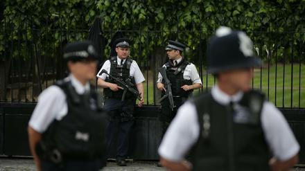 Bewaffnete Polizisten vor dem Westminsterpalast in London.