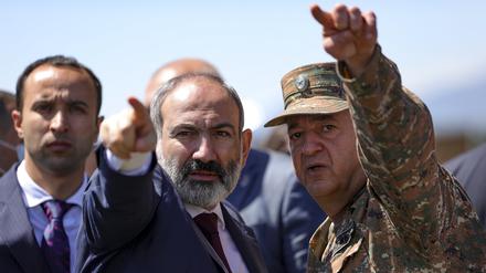Nikol Paschinjan, Ministerpräsident von Armenien, spricht mit einem Offizier der armenischen Armee.