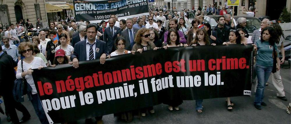"Die Verneinung ist ein Verbrechen, um es zu bestrafen, braucht es ein Gesetz" steht auf dem Transparent der Befürworter eines Völkermordgesetzes in Frankreich.