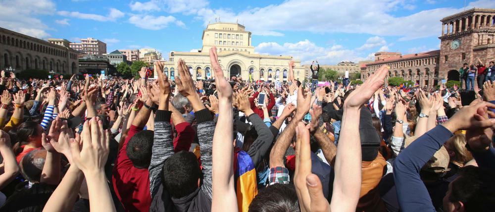 Demonstranten in Jerewan bejubeln den Rücktritt von Armeniens Ministerpräsident Sersch Sargsjan. 