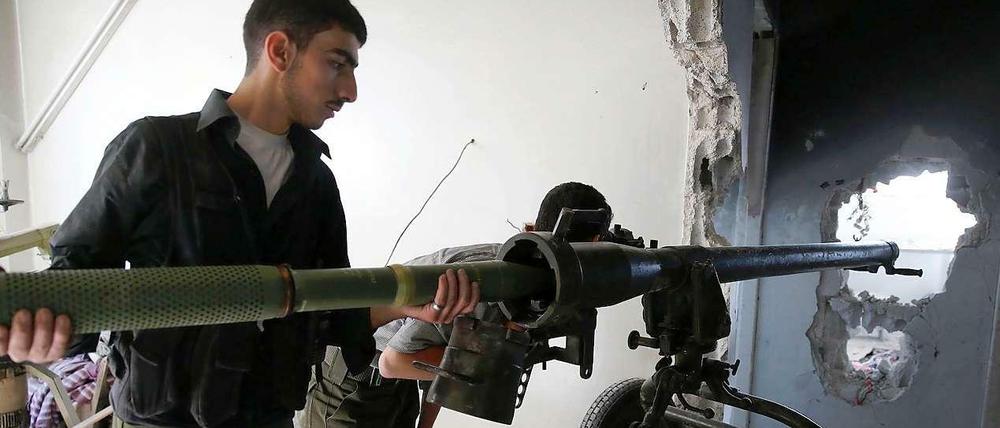 Ein Kämpfer auf der Seite der Rebellen bringt in Dschobar östlich von Damaskus ein Geschütz in Stellung. 