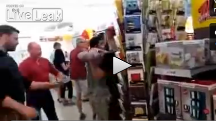Bürgerwehr-Einsatz im Arnsdorfer Supermarkt. Mindestens drei Männer gingen auf einen Flüchtling aus dem Irak los und fesselten ihn mit Kabelbindern an einem Baum 