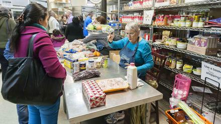 In einem Supermarkt in New York werden Lebensmittel für Arme verteilt.