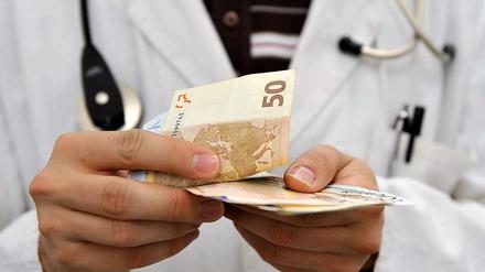 Gutes Geschäft. Mit Auftragsstudien der Pharmaindustrie können Ärzte pro Patient bis zu 2500 Euro verdienen.