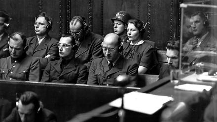 Ärzte und Juristen als Angeklagte bei den Nürnberger Prozessen.