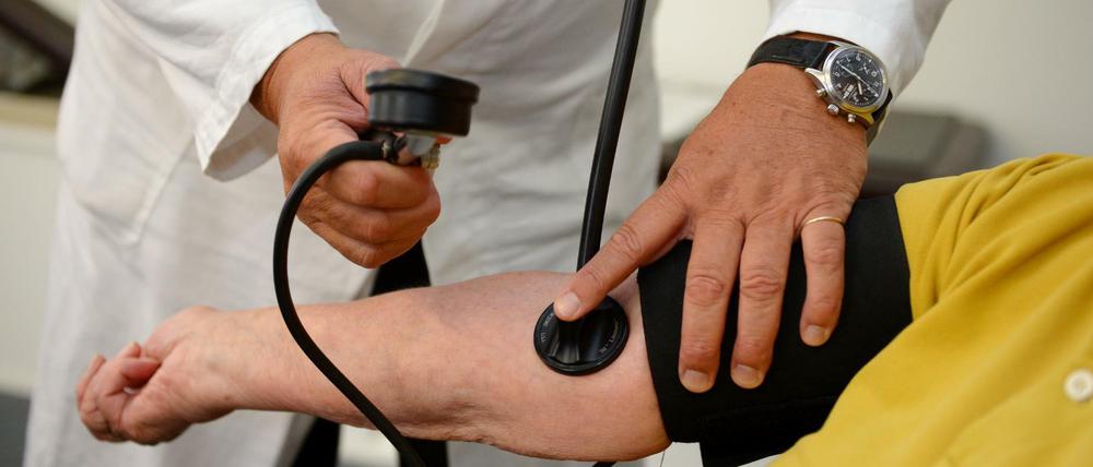 Blutdruckmessung beim Arzt: Die Deutschen geben immer mehr Geld für Gesundheit aus. 