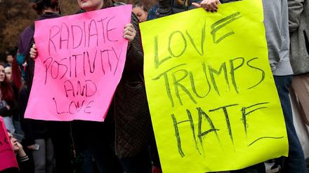 New Yorker Studenten betrauern den Wahlsieg von Donald Trump mit Plakaten, die für gutes Miteinander werben. 
