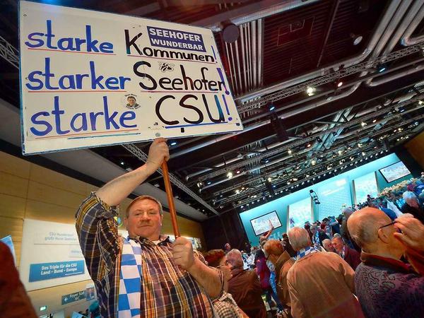 Seehofer wunderbar: ein Parteigänger der CSU in Passau.