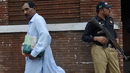 Ashiq Masih (links), der Ehemann der zum Tode verurteilten Christin Asia Bibi, verlässt in Lahore das Gericht. Der Oberste Gerichtshof hat einer Berufung zugestimmt.