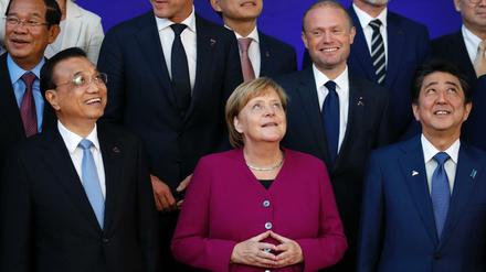 Bundeskanzlerin Angela Merkel (CDU) zwischen Staats- und Regierungschefs der Europäischen Union und Asiens. 