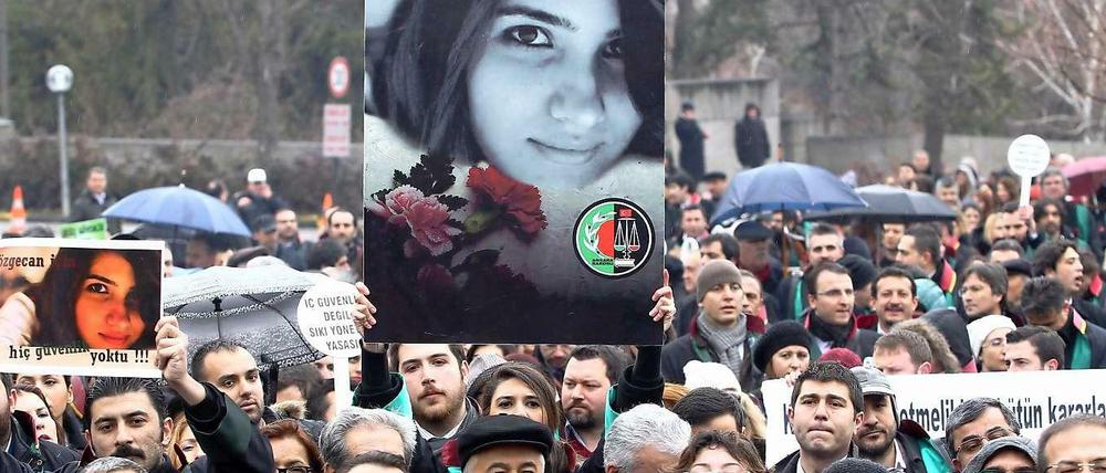 In Ankara demonstrieren die Menschen nach dem Tod einer Studentin gegen mehr Polizeigewalt.
