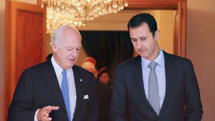 Man ist im Gespräch: Syriens Machthaber Assad (rechts) und der UN-Syrienbeauftragte Staffan de Mistura