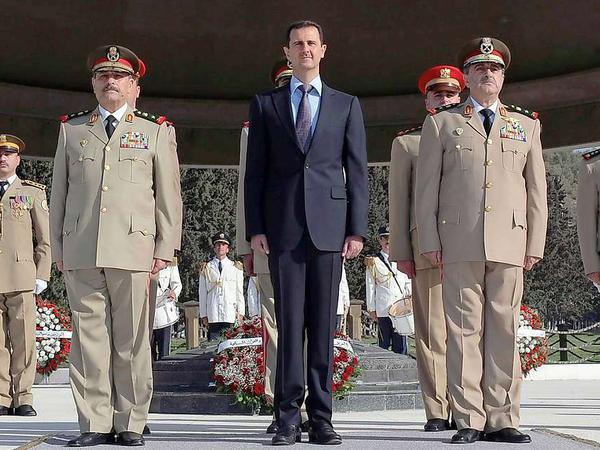 Der syrische Verteidigungsminister Daoud Rajha (r.) wurde bei einem Anschlag in Damaskus getötet. Präsident Assad (m.) ernannte den General Fahd al-Freij (l.) zum Nachfolger des Ministers. 