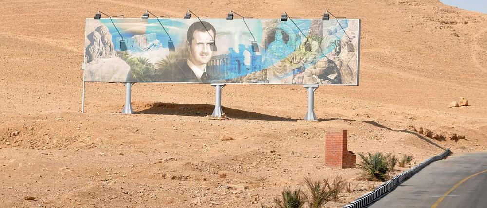 Noch ist Präsident Baschar Assad quasi allgegenwärtig wie hier mitten in der syrischen Wüste.