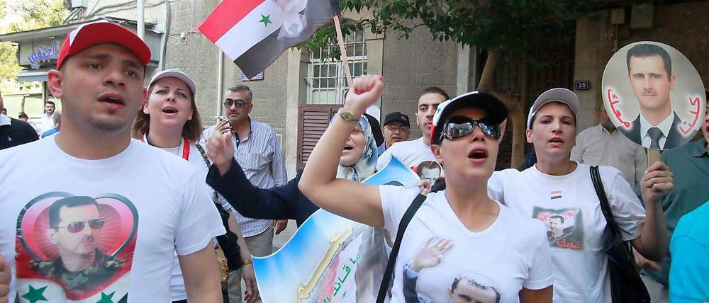 Assad-Anhänger vor der französischen Botschaft in Damaskus.