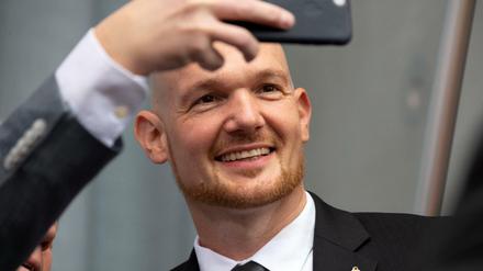 Selfies mit Alexander Gerst: Der Astronaut lässt sich im Wirtschaftsausschuss des Bundestages fotografieren. 