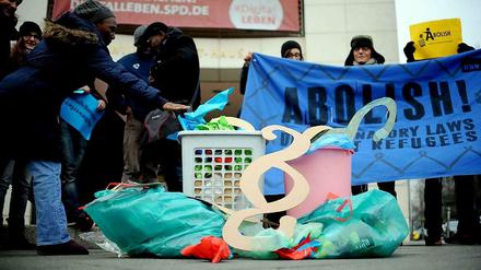 Gegen die Verschärfung der Abschiebepraxis protestierten am Mittwoch Demonstranten vor dem Willy-Brandt-Haus in Berlin.