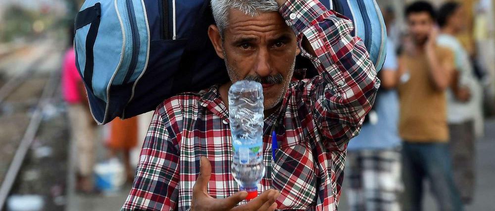 Nach dem langen Weg das lange Warten: Flüchtling auf einer Zwischenstation in Mazedonien