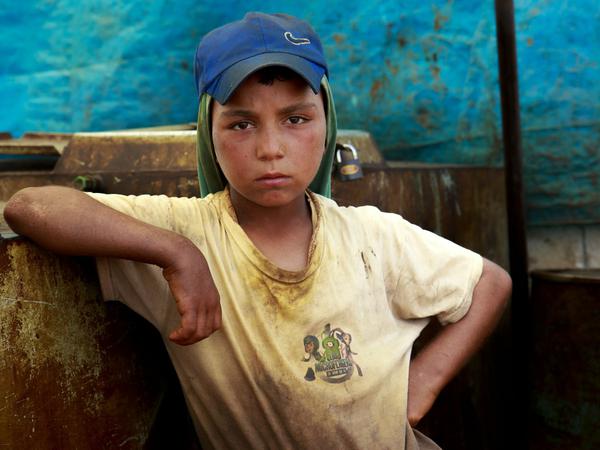 Zwölf Jahre alt, ohne Kindheit: Omar muss täglich auf dem Ölmarkt schuften.