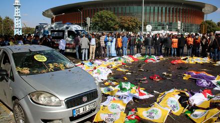 Bei einem mutmaßlichen Bombenanschlag auf eine Friedensdemonstration in Ankara sind viele Menschen getötet worden.