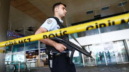 Ein Polizist sichert nach dem Anschlag die Eingangshalle des Flughafens von Istanbul.