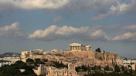 Die Geldgeber-Kontrolleure zeigten sich nach einer neuen Marathon-Prüfung der Bücher in Athen zufrieden. Grünes Licht für weitere Finanzhilfen muss aber die Eurogruppe geben. Tausende Staatsbedienstete bangen in Griechenland um ihren Job.
