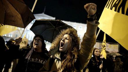 Vor dem Parlament demonstrierten Gegner der Sparpolitik gegen den Kurs der griechischen Regierung.