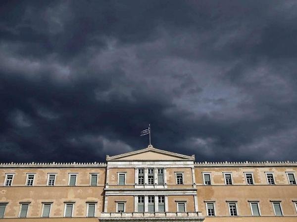 Dunkler Himmel über dem Parlament von Athen.