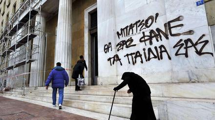 Not in Griechenland. Eine alte Frau bettelt vor der Nationalbank in Athen.