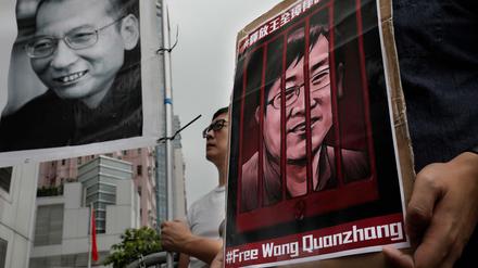 Der Nobelpreisträger und Dichter Li Xiaobo (Bild links) starb in der Haft, der Anwalt Wang Quanzhang wurde gerade zu viereinhalb Jahren Haft verurteilt. Wang hatte Opfer von Landenteignungen vertreten. China zählt das Bürgerrechtsnetz Civicus zu den "geschlossenen" Staaten, die jeder bürgerlichen Freiheit den Raum nehmen.