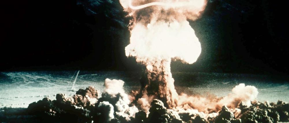 Ein Atompilz steigt 1951 nach der Explosion einer Atombombe über dem Testgelände in der Wüste von Nevada auf. 