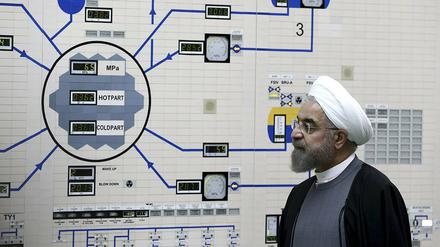 Hassan Ruhani, Präsident des Iran, besucht das Kernkraftwerkes Buschehr (Archivfoto). Der Iran hat laut IAEA die zehnfache Menge an angereichertem Uran wie laut Atomabkommen erlaubt.