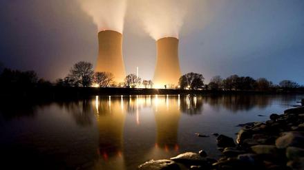 Das Atomkraftwerk Grohnde im Abendlicht. 