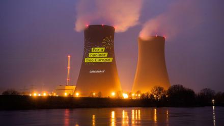 Eine Projektion der Umweltschutzorganisation Greenpeace erstrahlt auf dem Atomkraftwerk Grohnde 