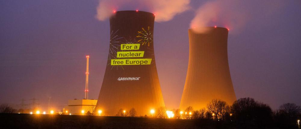 Eine Projektion der Umweltschutzorganisation Greenpeace erstrahlt auf dem Atomkraftwerk Grohnde 