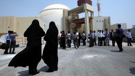 Zwei Sicherheitsbeamtinnen steht vor dem Atomkraftwerk in Buschehr im Iran und beobachten Medienvertreter (Archivbil aus 2010).