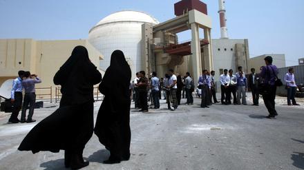 Zwei Sicherheitsbeamtinnen steht vor dem Atomkraftwerk in Buschehr im Iran und beobachten Medienvertretern (im August 2010).