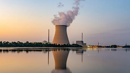 Wasserdampf steigt aus dem Kühltum des Atomkraftwerks (AKW)