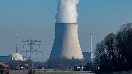 Wie lange steigt noch Wasserdampf aus dem Kühlturm vom Atomkraftwerk Isar 2 auf? 