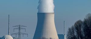 Wie lange steigt noch Wasserdampf aus dem Kühlturm vom Atomkraftwerk Isar 2 auf? 