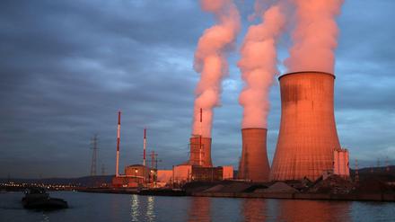 Dampf steigt am 12.04.2016 in Huy (Belgien) aus dem Atomkraftwerk Tihange des Betreibers Electrabel. 