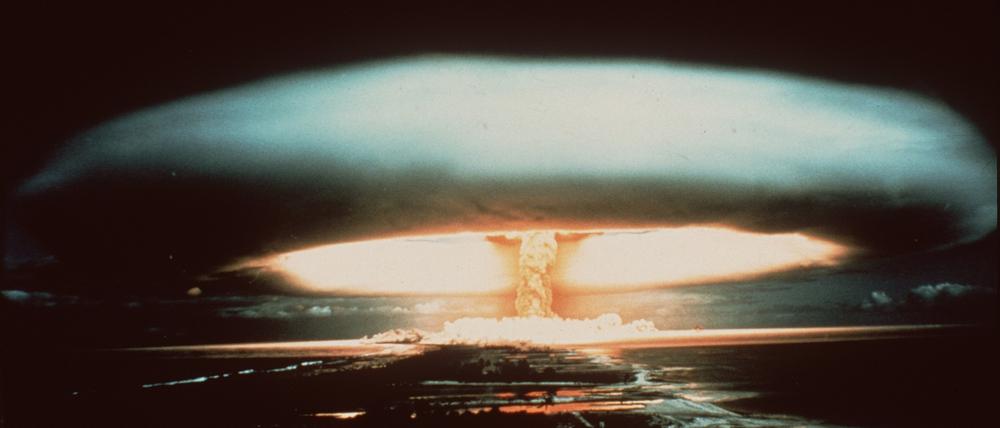 Über die deutsche Beteiligung am Einsatz solcher Waffen geht der Streit: Test einer französischen Atombombe über dem Mururoa-Atoll 1971.