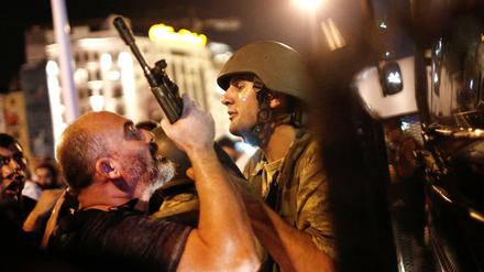 Konfrontation: Bürger und Soldaten auf dem Taksim-Platz in Istanbul in der Nacht auf Samstag.