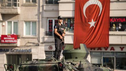 Ein türkischer Polizist bewacht am Sonntag den Taksim-Platz in Istanbul.