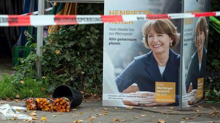 Ein Plakat der damaligen Kölner Obermeisterkandidatin Henriette Reker ist am 17.10.2015 in Köln an dem Tatort zu sehen. 
