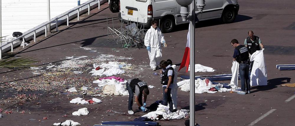 Die Polizei am Ort des Anschlags in Nizza. 