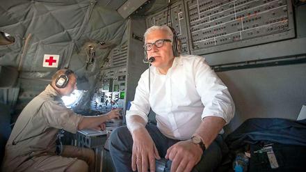 Auf dem Weg in den Irak. Außenminister Frank-Walter Steinmeier fliegt mit einer Transall-Transportmaschine nach Bagdad.