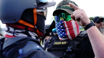 Ein Mitglied der Proud Boys diskutiert mit einem Gegendemonstranten in Portland.