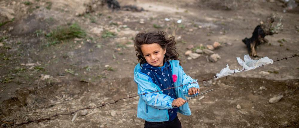 Das kleine Mädchen lebt in einem provisorischen Zeltlager in der Nähe des Camps in Moria.